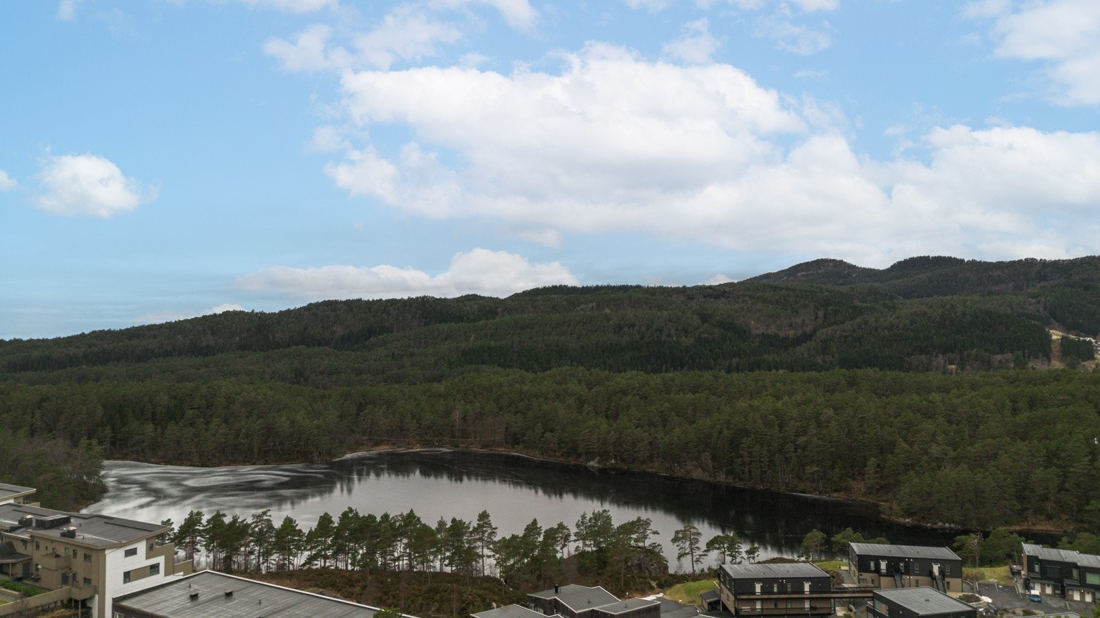 Tomten består av to parseller som totalt utgjør 34 668 kvm. Tomtearealet er delvis regulert til friområde, delvis til bolig (blokkbebyggelse). Galleribilde