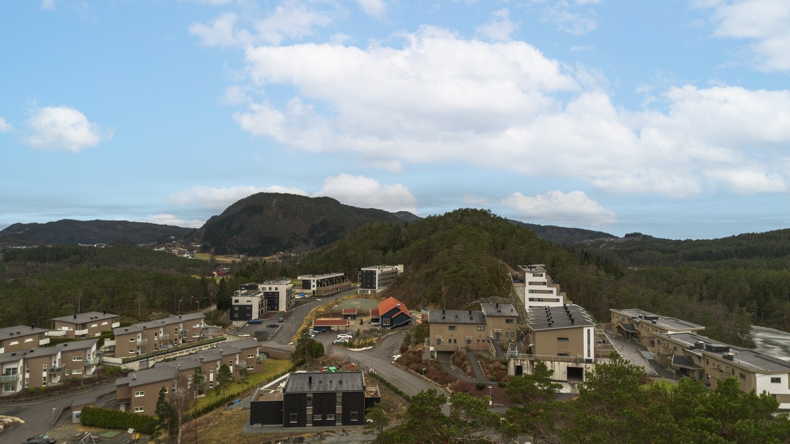 På tomten finner du de regulerte boligfeltene B8a og B8b - som er siste del av planen Hjellemarka II. Galleribilde