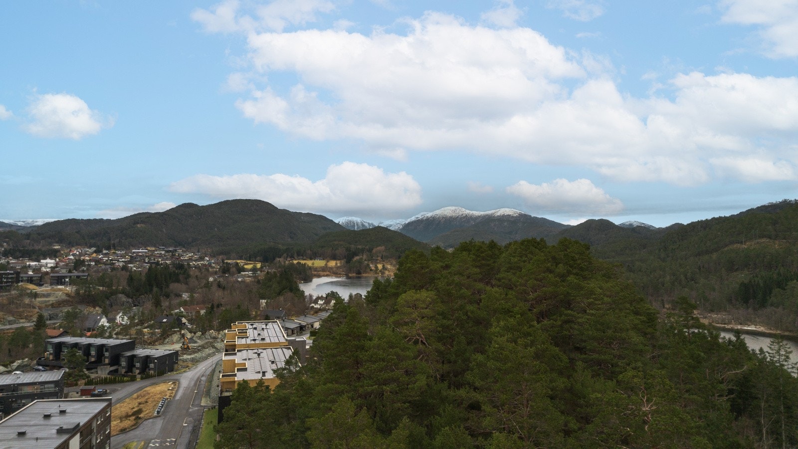 Søfteland og omkringliggende områder utgjør et eldorado for dem som er glad i natur, idrett og likevel vil ha nærhet til alt. Galleribilde