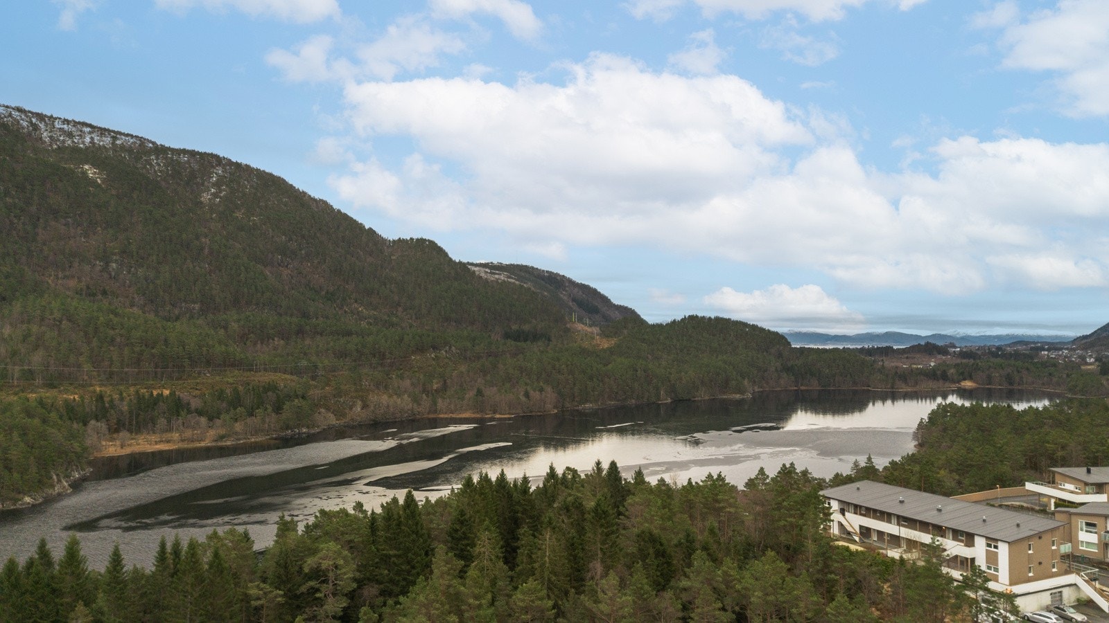 Området er et veletablert og rolig boligområde hvor det meste er tilrettelagt for en enkel hverdag. Galleribilde
