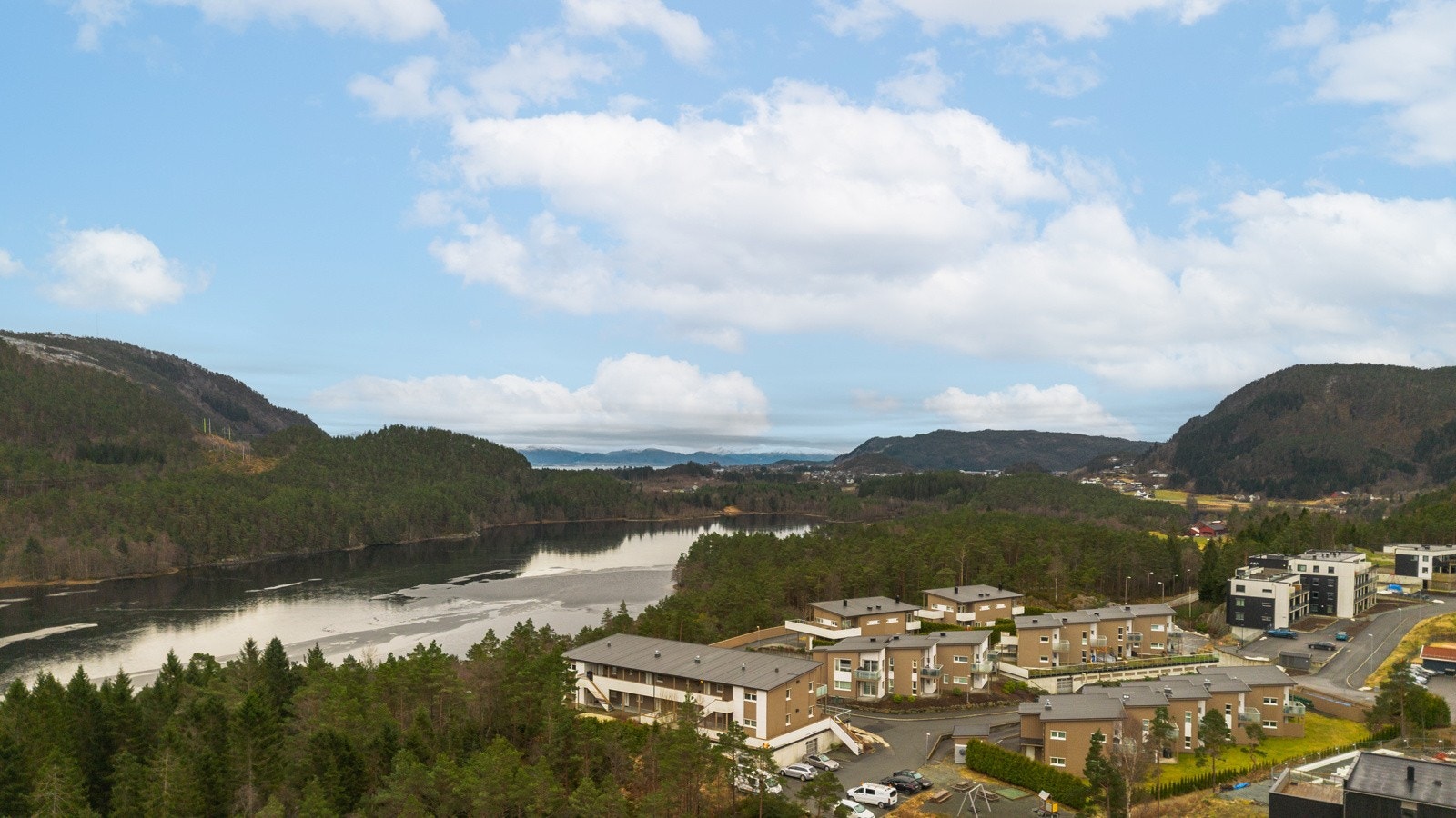 Tomten ligger svært fint til på naturskjønne Søfteland i grønne omgivelser, med alt en behøver innenfor gangavstand. Galleribilde