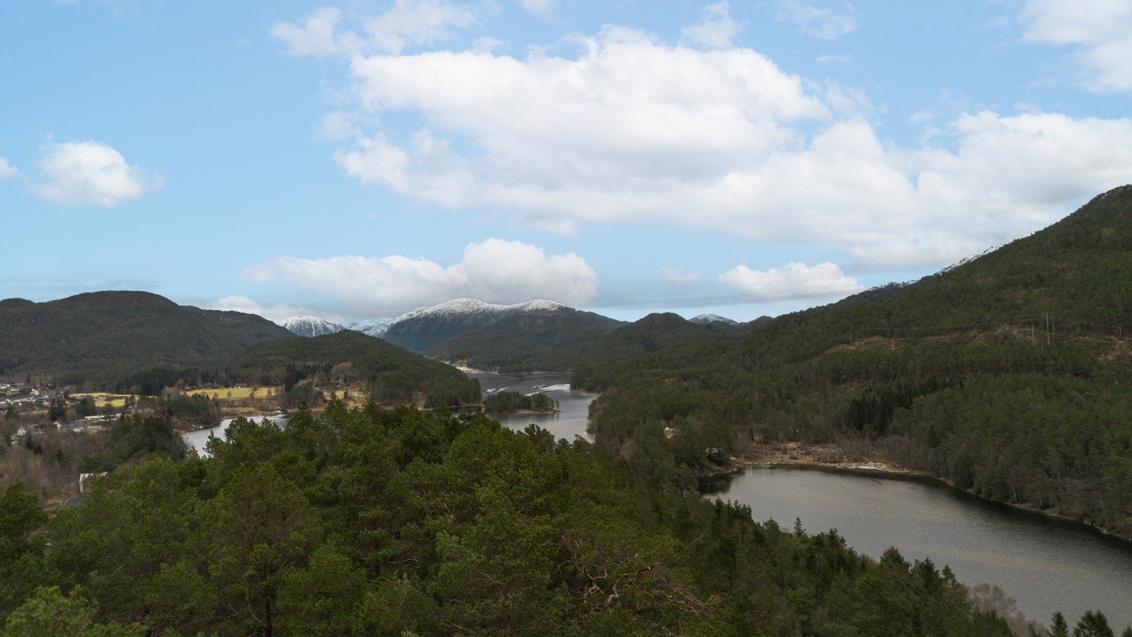 Til tross for den usjenerte beliggenheten er det gode kollektivmuligheter i området. Galleribilde