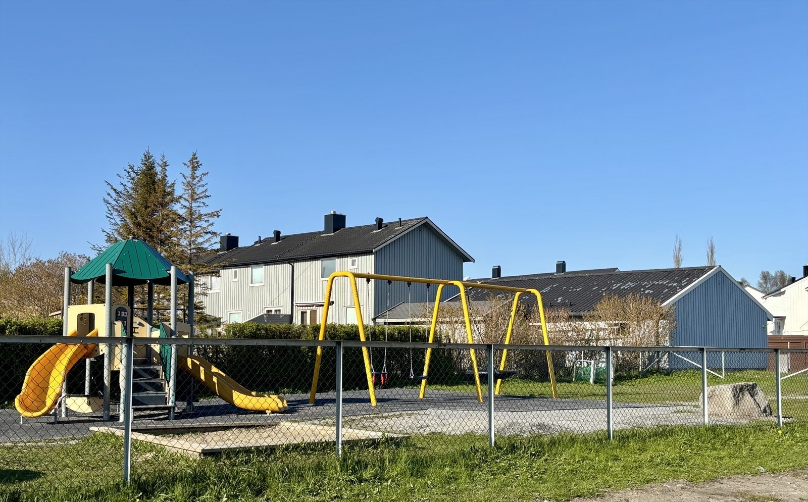 Pent opparbeidet inngjerdet lekeplass rett ved boligen Galleribilde