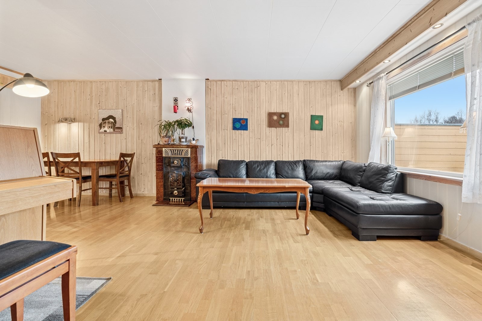 Romslig stue som er lett å møblere. Galleribilde