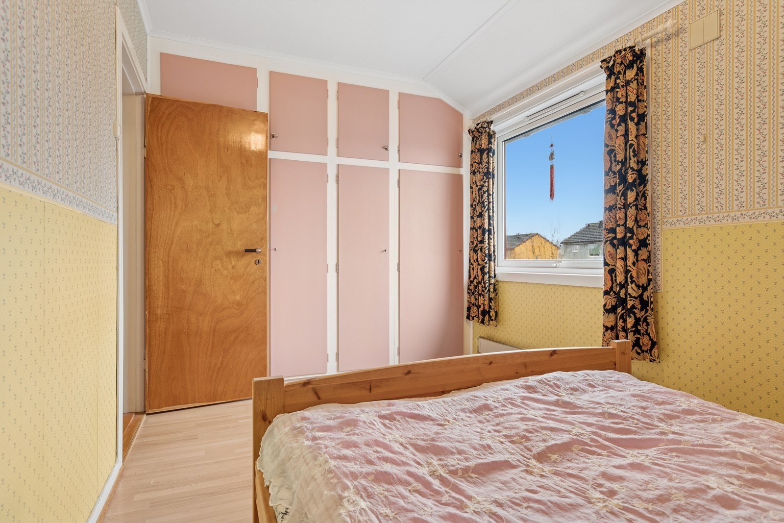 Hoved soverom i 2. etg med plassbygde garderobeskap. Galleribilde