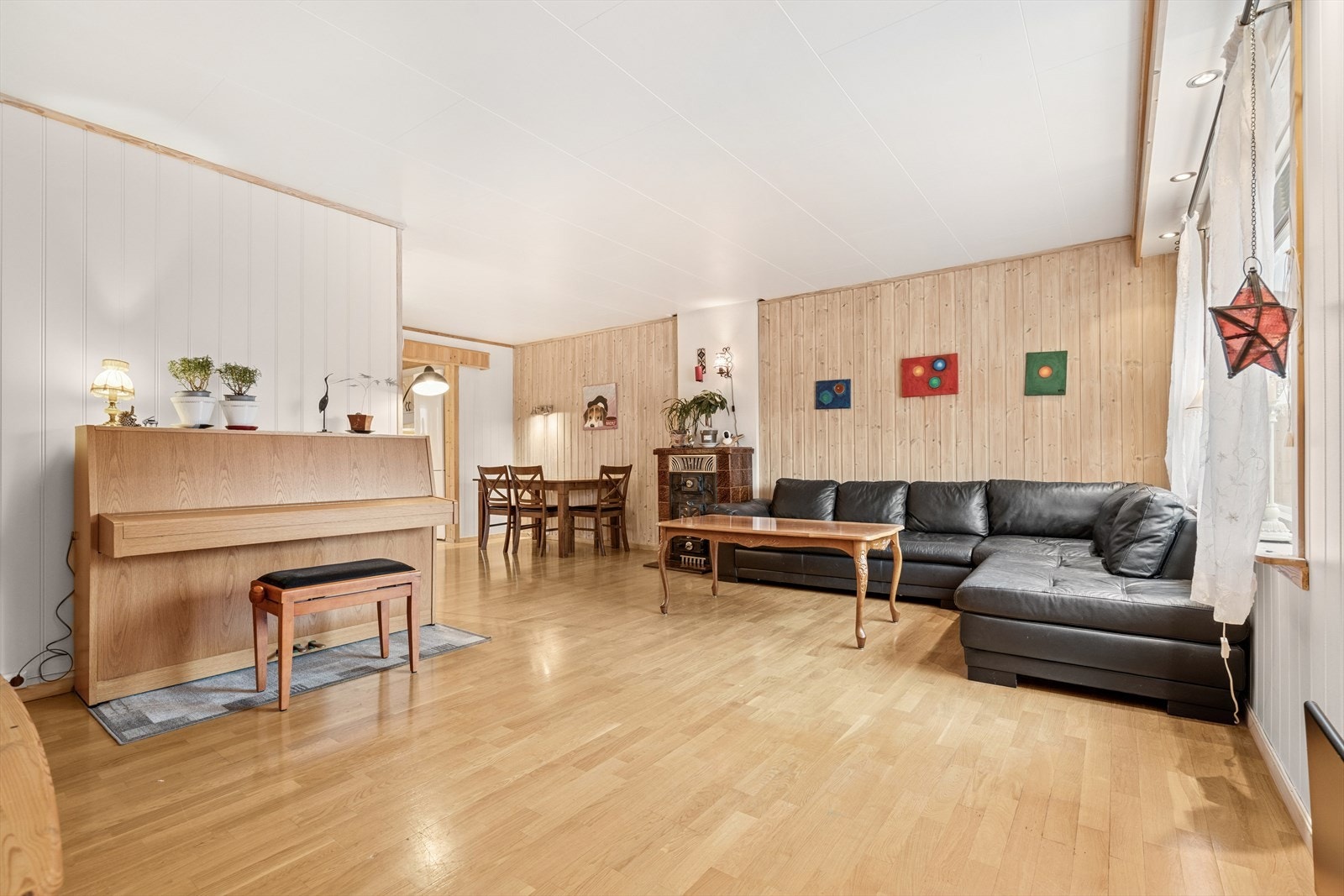 Stuen har store vindusflater i vest som gir mye lys Galleribilde