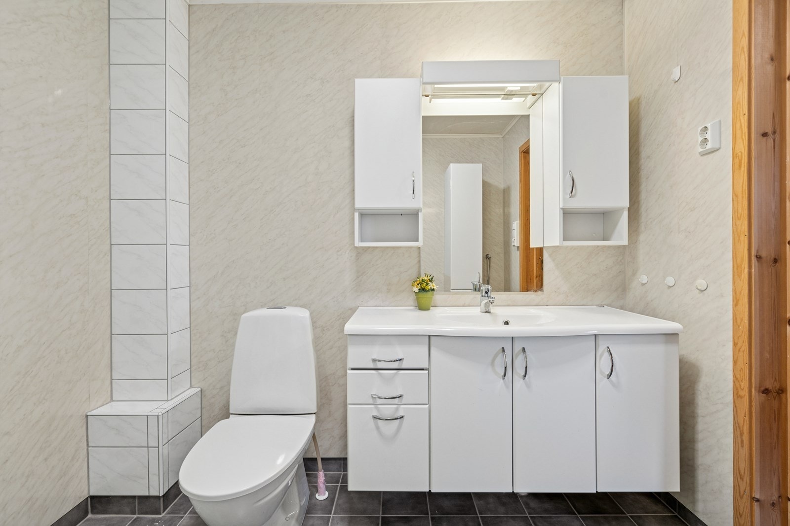 Hovedbad med 120cm innreding og nedfelt vask Galleribilde