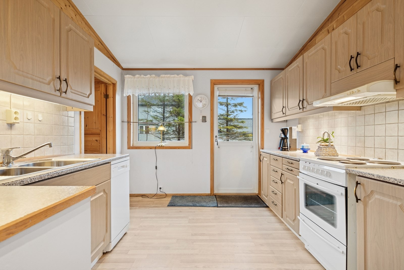 Godt utbygget kjøkken med god benkeplass Galleribilde