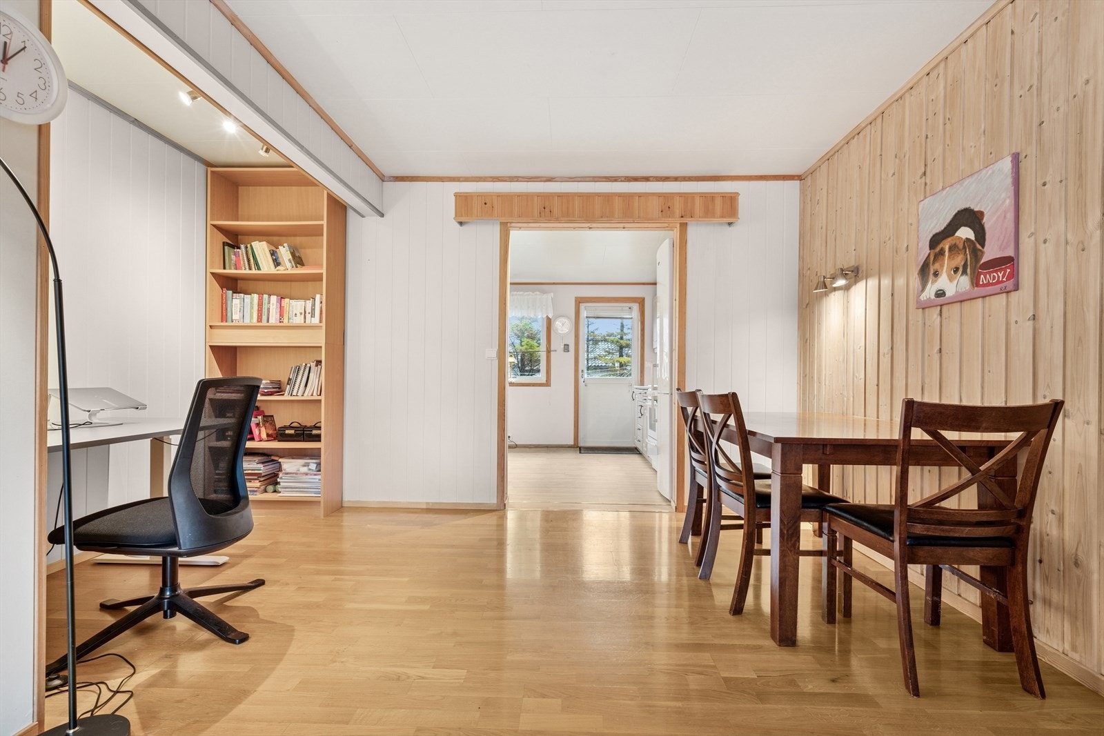 gjennomgående lysinnslipp fra delvis åpen kjøkkenløsning Galleribilde