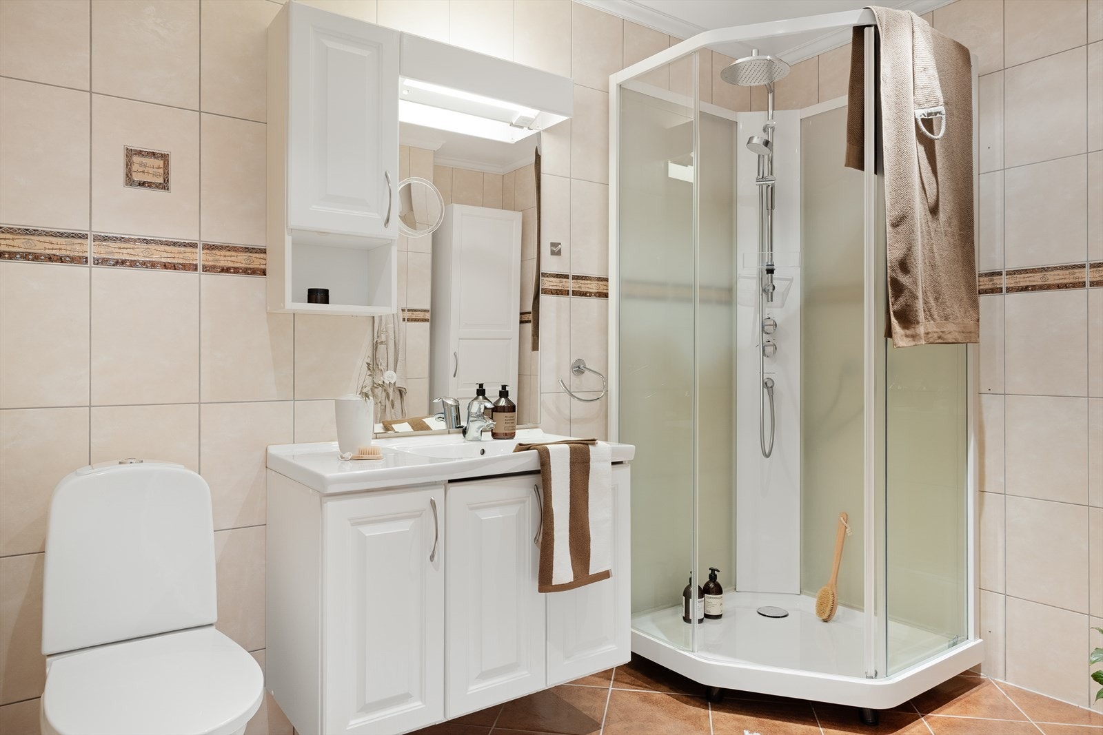 Badet er av god størrelse og helfliset Galleribilde