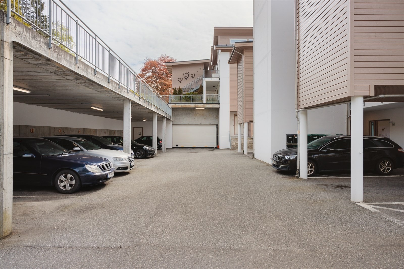 Det medfølger fast parkering i carportanlegg - og man går trappefritt frem til inngangsdøren Galleribilde