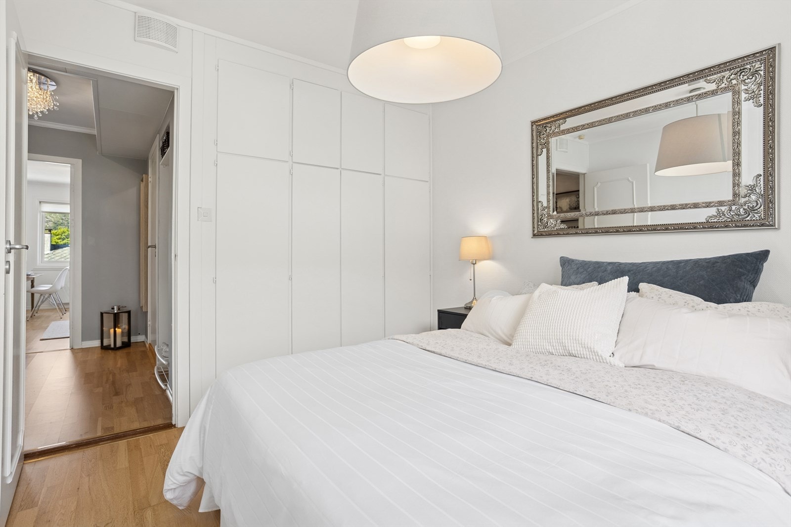 Integrert garderobeskap med glimrende oppbevaringsplass. Galleribilde