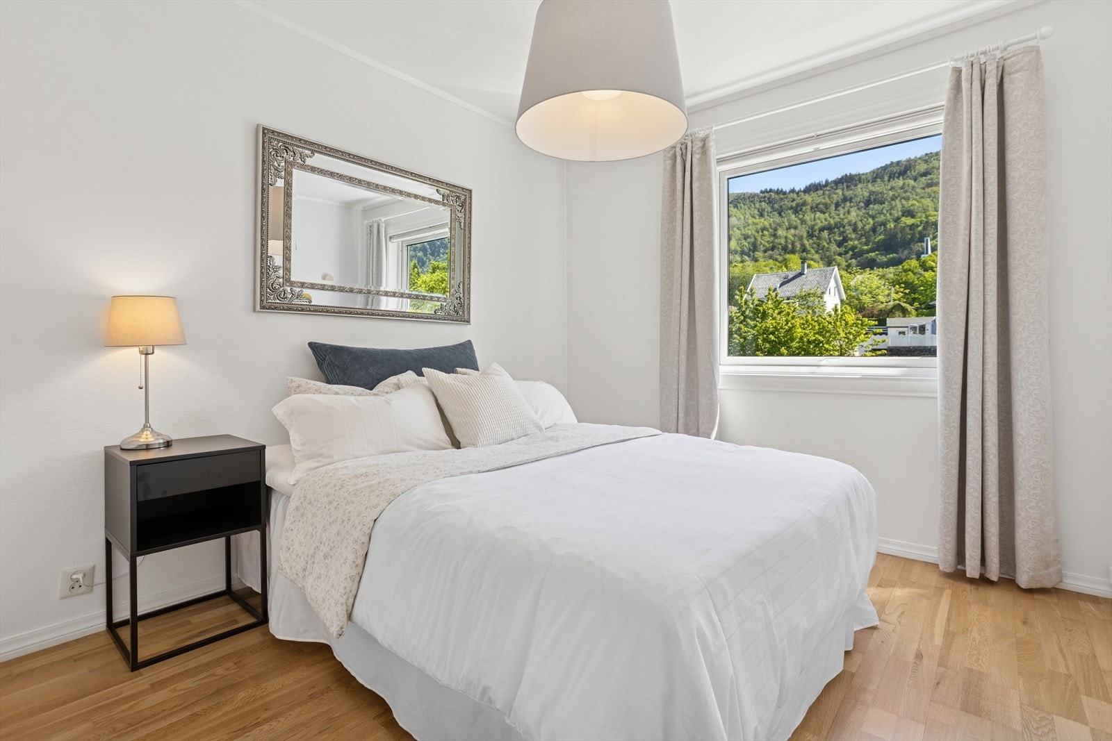 praktisk soverom på 9,8 kvm med god plass til dobbeltseng, garderobe og nødvendige møbler. Vinduet gir utsikt mot populære Ulriken. Galleribilde