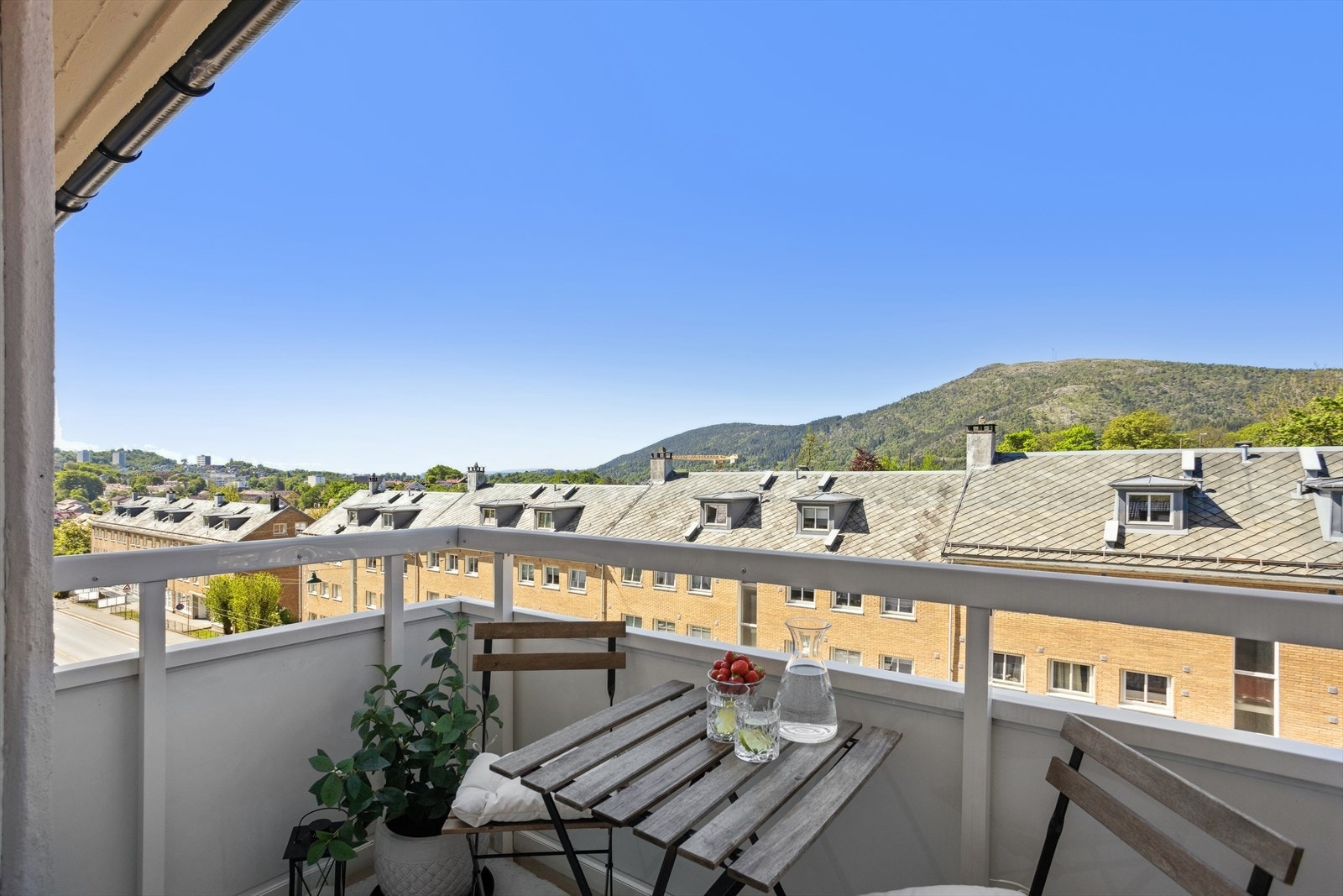 Velkommen til Nattlandsveien 52B!
Leiligheten ligger i et veldrevet brl som har gjort flere oppgraderinger de siste årene. Nye vann- og avløpsrør, balansert ventilasjon, nye felles varmtvannstanker med varmtvann inkl, fasade/ balkonger osv. Galleribilde