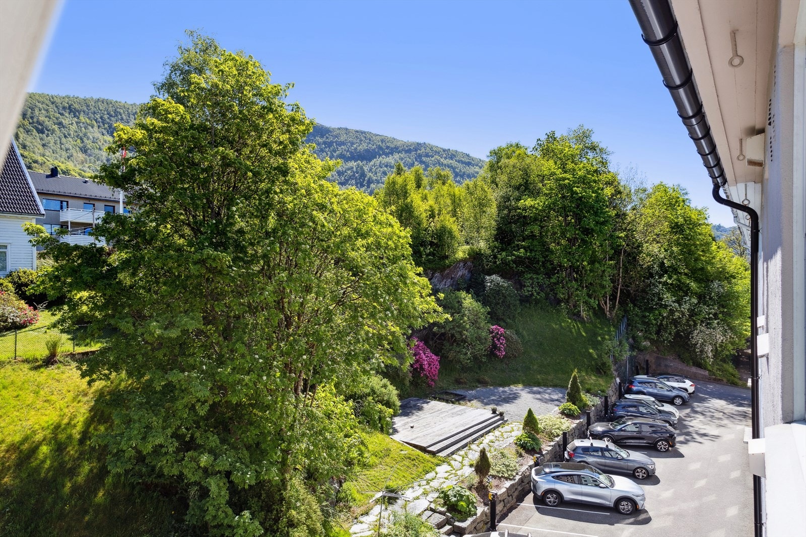 Parkering på fellesområde, tildeles etter venteliste. Pris: Kr 200,- pr mnd. Styreleder informerer om at det er ingen på venteliste pr. 23.05.2025 og selger at parkeringsplass pr nå.
Det er elbil ladestasjon v/alle biloppstillingsplasser. Galleribilde