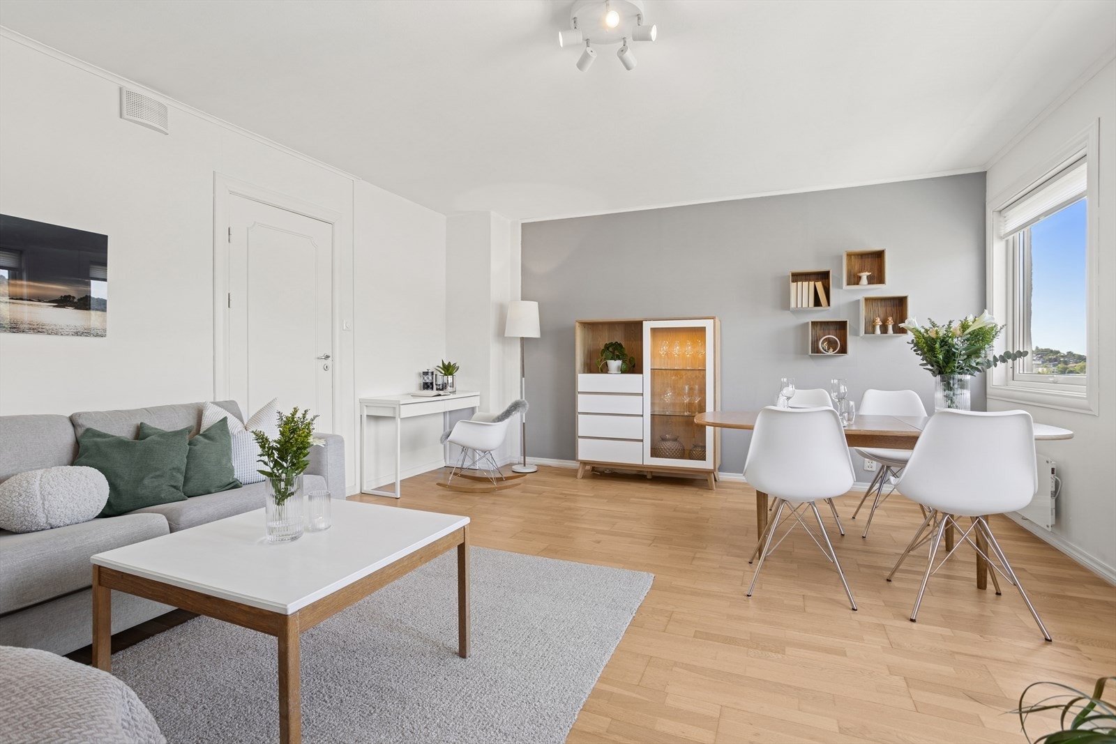 Romslig stue som gir deg muligheten til å møblere i ulike soner. Galleribilde