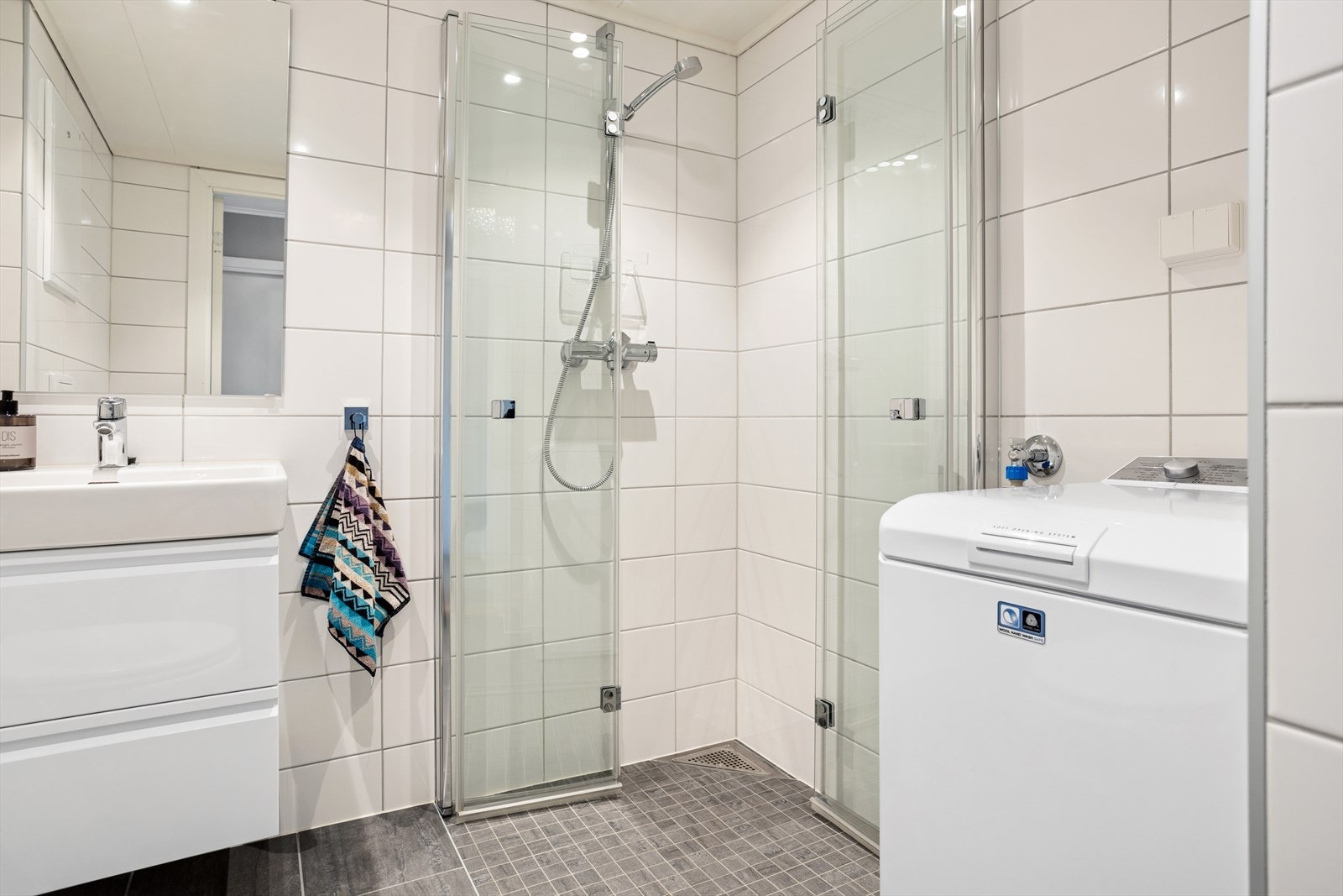 Vannforsyningsrør av pex rør (rør i rør system) og opplegg for vaskemaskin.
Renoveringen ble utført av Berland bygg AS m/ samarbeidspartnere, Kjell Hansen Elektro AS, Bergen Rørteknikk AS, Murmester Tor T. Pedersen og FBT Ventilasjon. Galleribilde