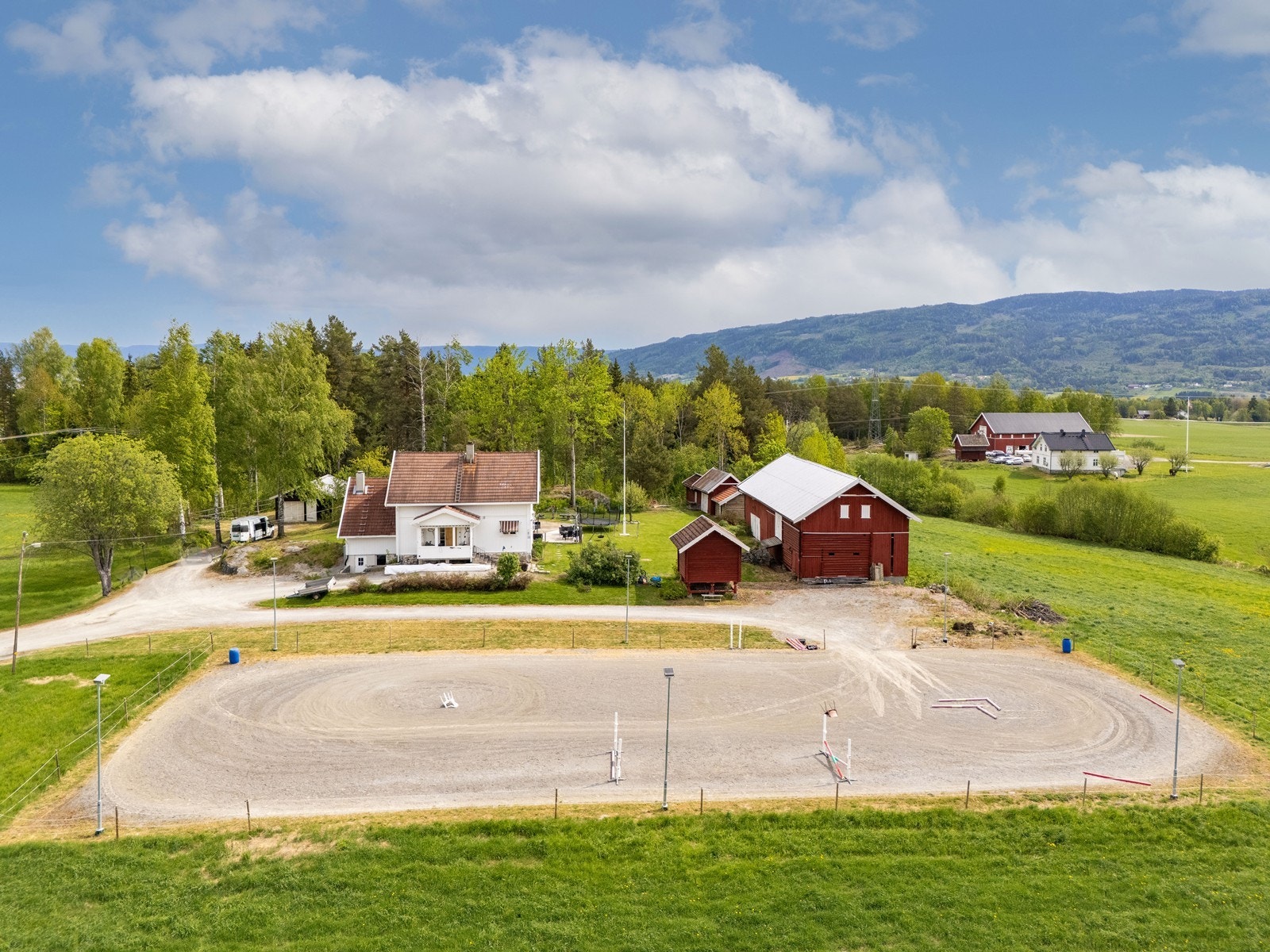 Eiendommen består av en romslig enebolig fordelt over to etasjer pluss kjeller, og omfatter i tillegg låve, stall, stabbur og uthus. Galleribilde