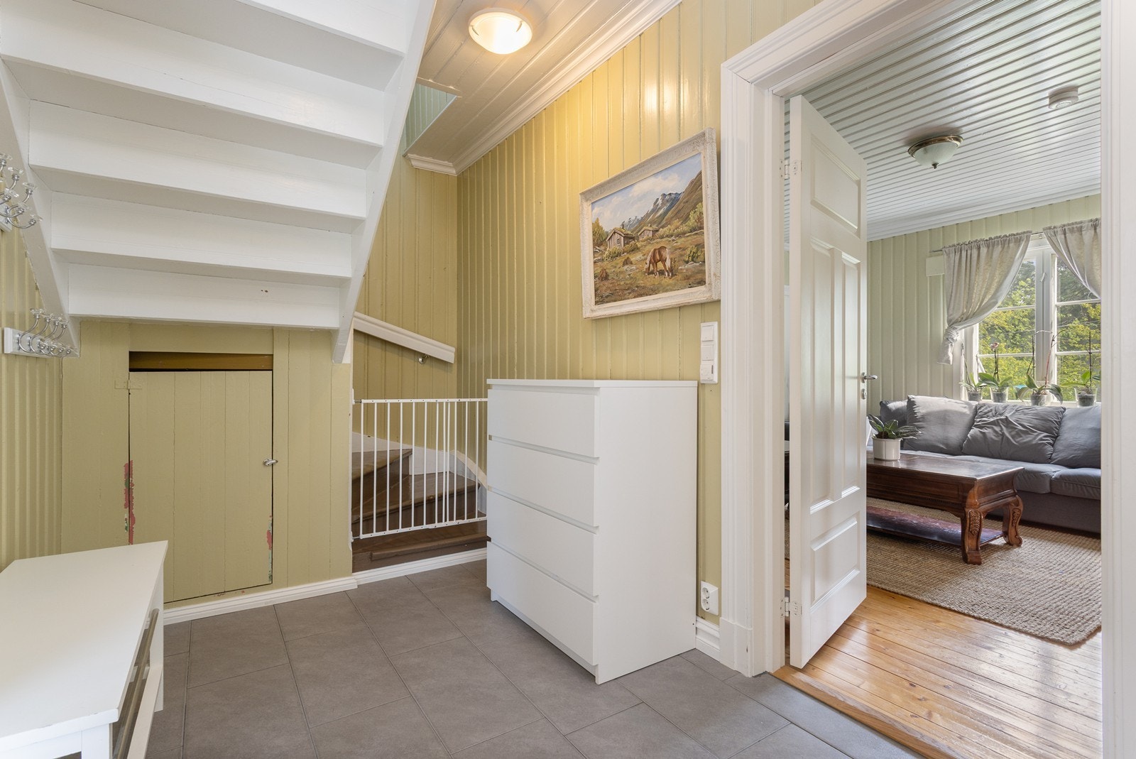 Hallen gir rom for oppbevaringsmøbler og oppheng av yttertøy. Galleribilde