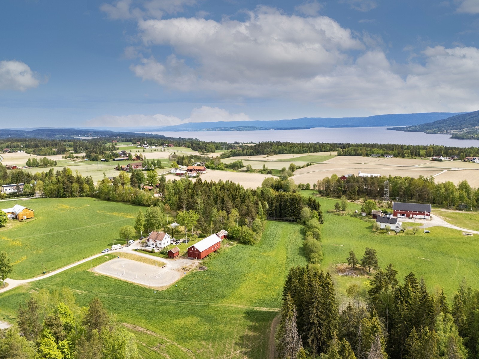 Med ca. 6 km til Vikersund sentrum har du kort vei til butikker, skoler, barnehager og servicetilbud. Galleribilde