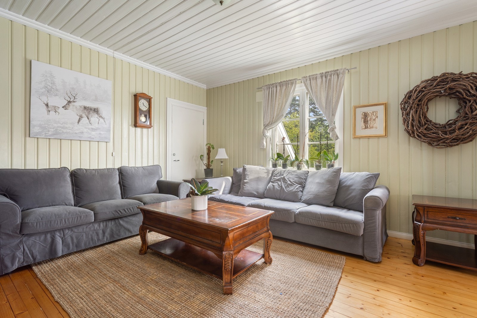 Stuen har et lyst og trivelig uttrykk, med lyse vegger og et vakkert lakkert gulv gir varme og karakter til rommet. Galleribilde