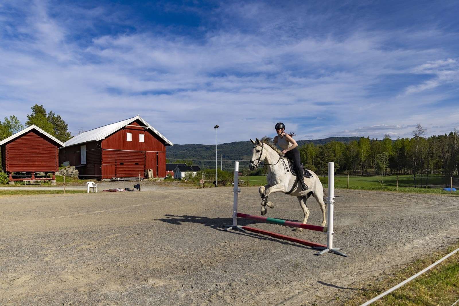 Ridebanen vest for gårdstunet er opparbeidet med kultet grunn og belysning, og dekker ca. 1,6 daa inkludert adkomstvei. Galleribilde