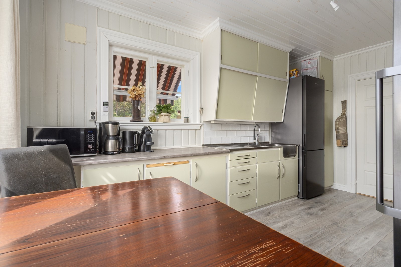 Mellom over og underskap er det flislagt, noe som sikrer enkel rengjøring. Galleribilde