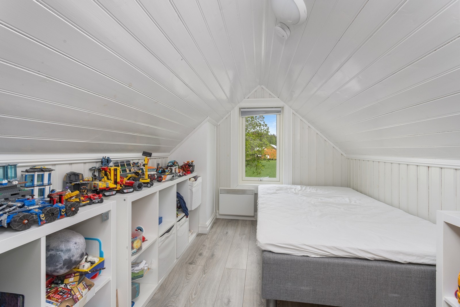 I tillegg er det et innredet rom, som i dag benyttes som soverom. (Rommet er ikke godkjent som rom for varig opphold) Galleribilde