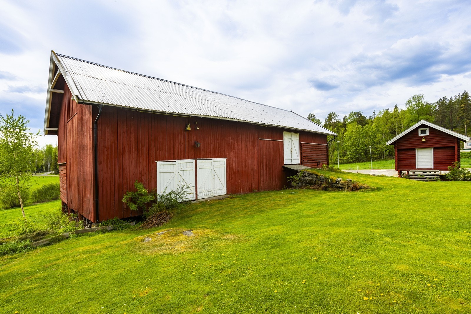 Her får du en komplett småbruksopplevelse med stall, stabbur, låve, uthus og egen ridebane - perfekt for hesteeiere og friluftsinteresserte. Galleribilde
