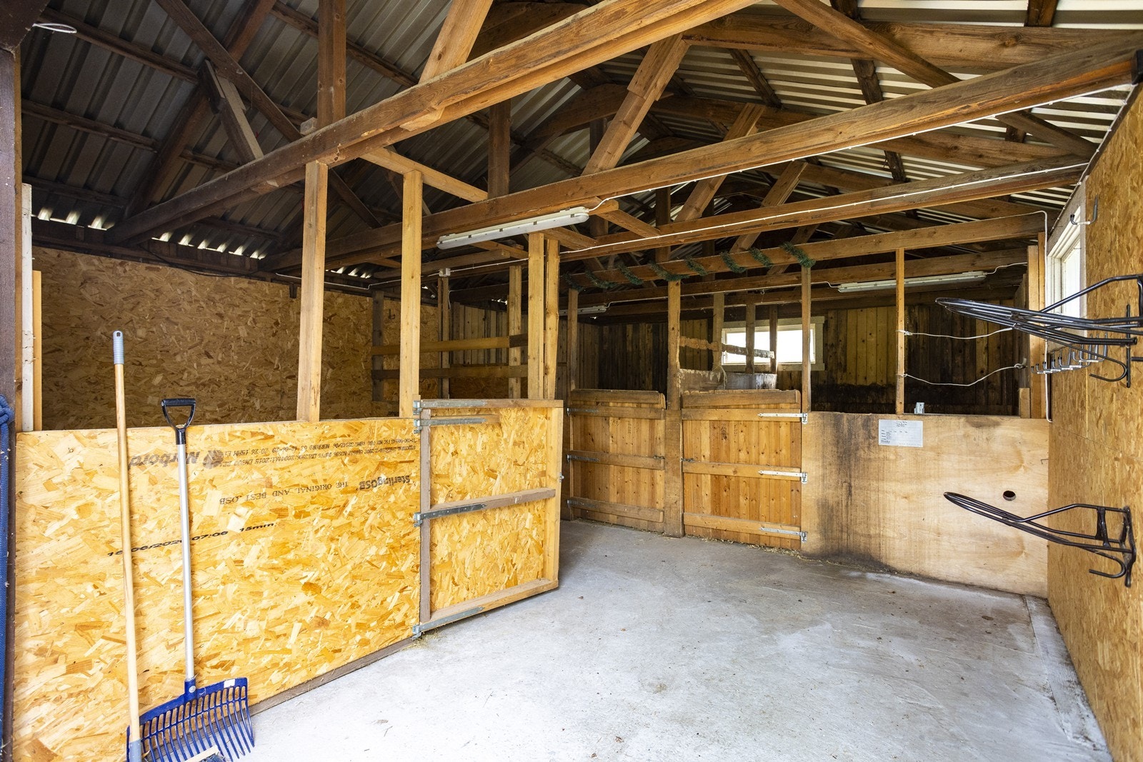 Stallen har tre hestebokser og oppgradert el-anlegg med ny tavle og fordeling. Galleribilde