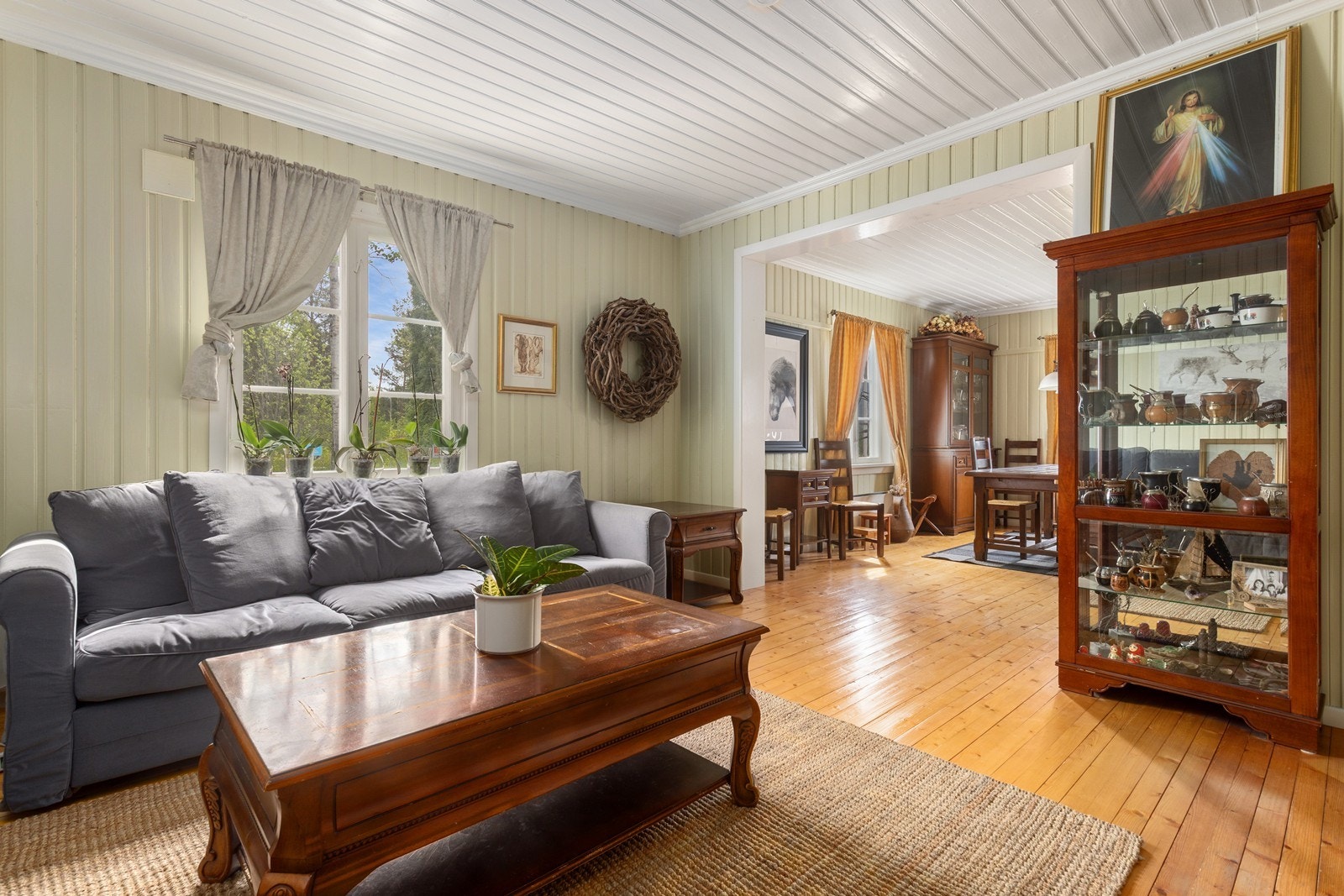 Boligen ble modernisert i 2018 og fremstår som lys, innbydende og gjennomgående velholdt. Galleribilde