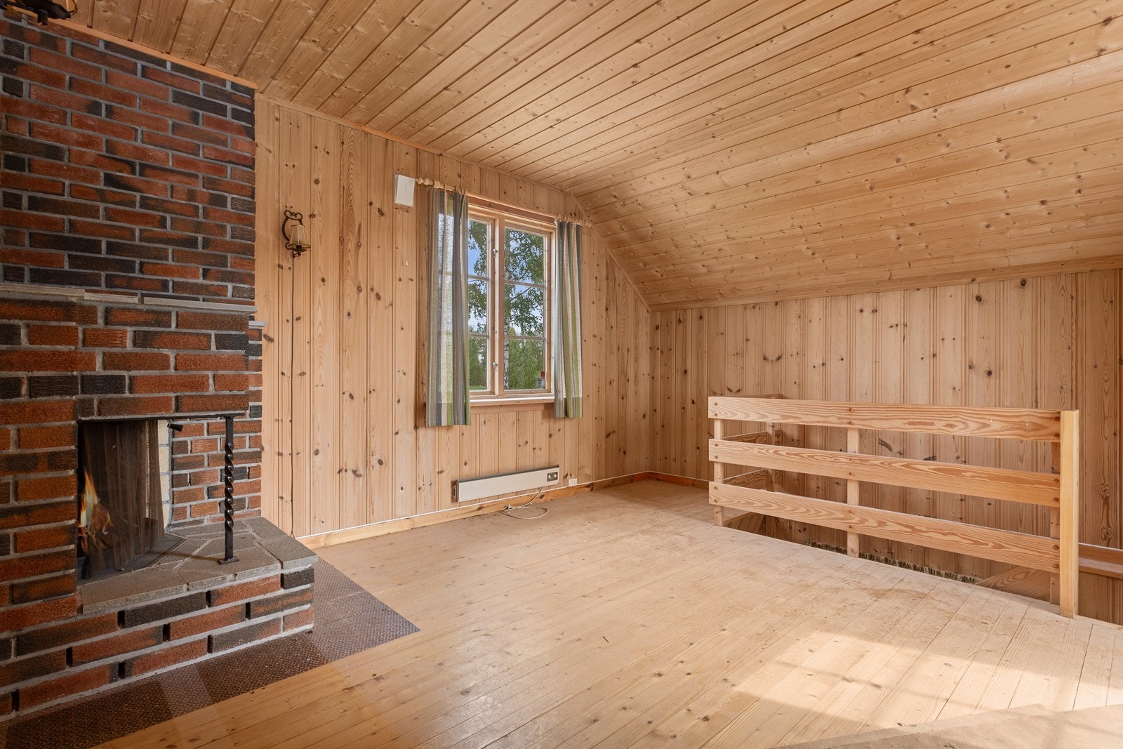 En ekstra stue i etasjen gir fleksible bruksmuligheter - enten du ønsker en rolig TV-stue, et bibliotek eller et kreativt lekerom. Galleribilde