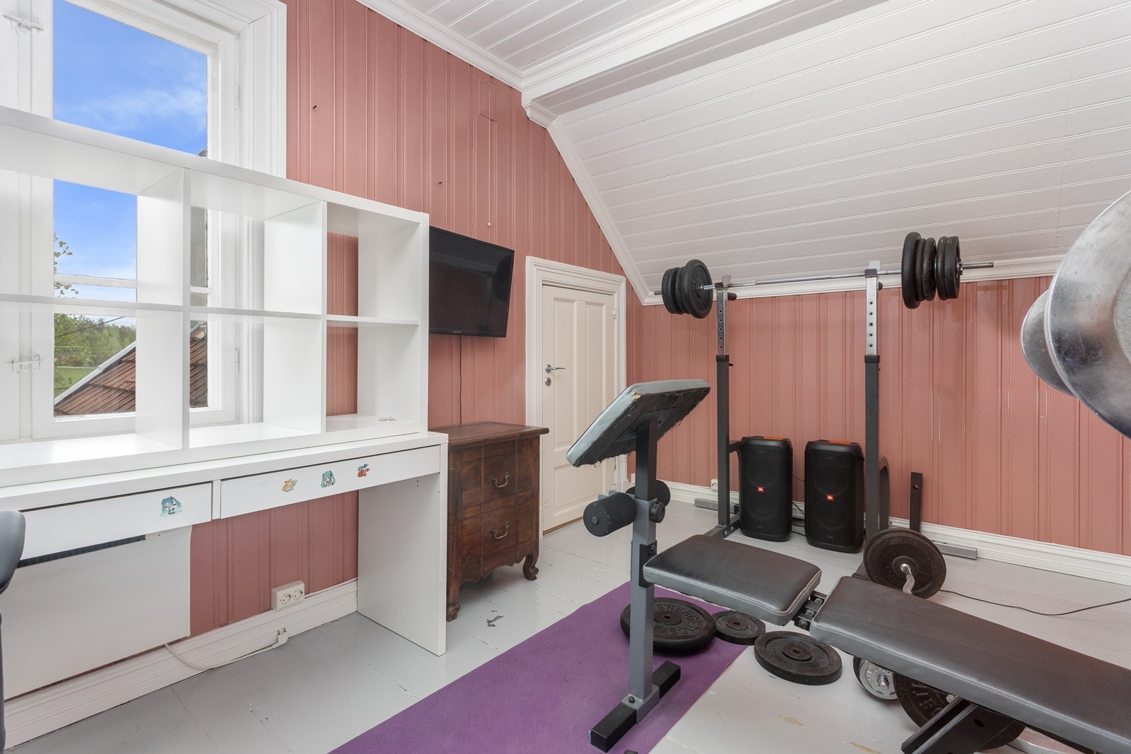 Stort hovedsoverom med god plass som i dag delvis benyttet som treningsrom. Galleribilde