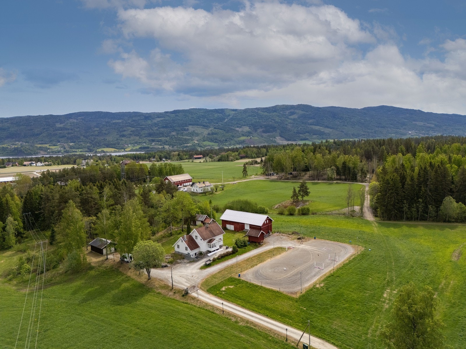 Dette er en drøm for deg som er på utkikk etter god plass, mulighet for dyrehold eller hobbyprosjekter. Galleribilde