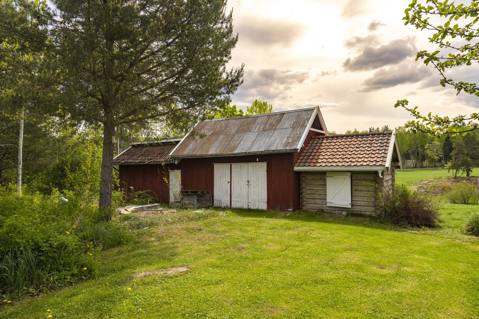 Uthuset fungerer i dag som praktisk lager og vedskjul, med god lagringsplass. Galleribilde
