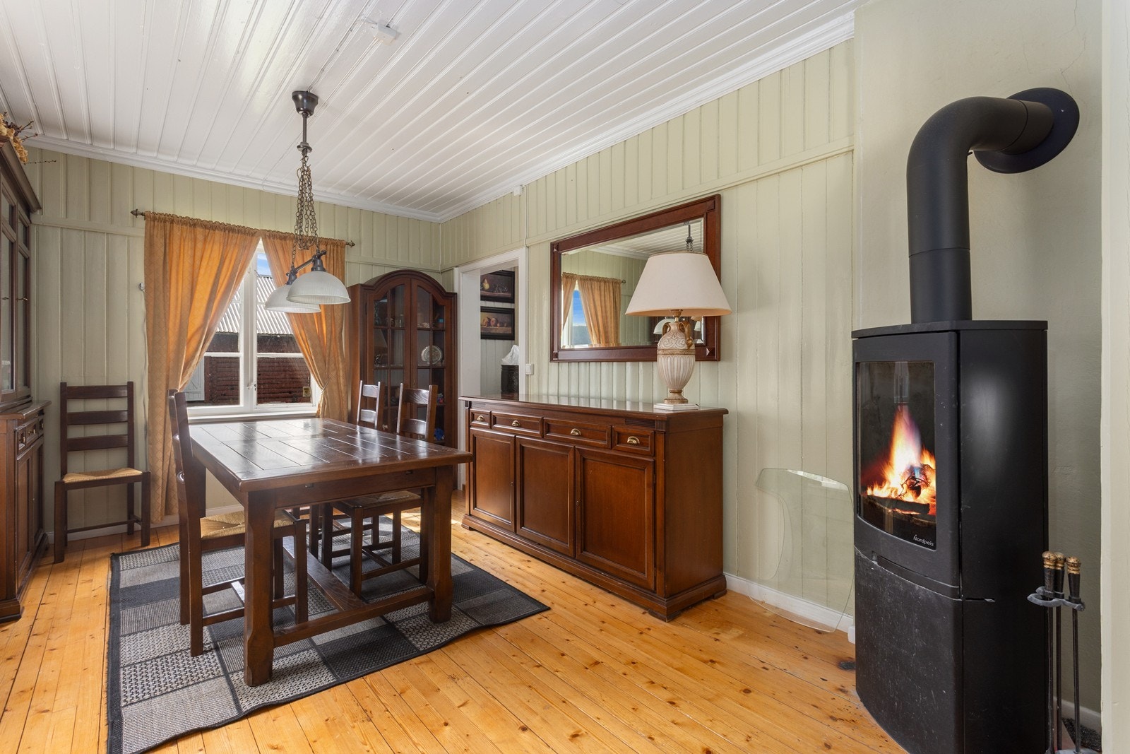 Spisestuen ligger lett tilgjengelig fra kjøkkenet, noe som gir en naturlig og funksjonell romløsning. Galleribilde