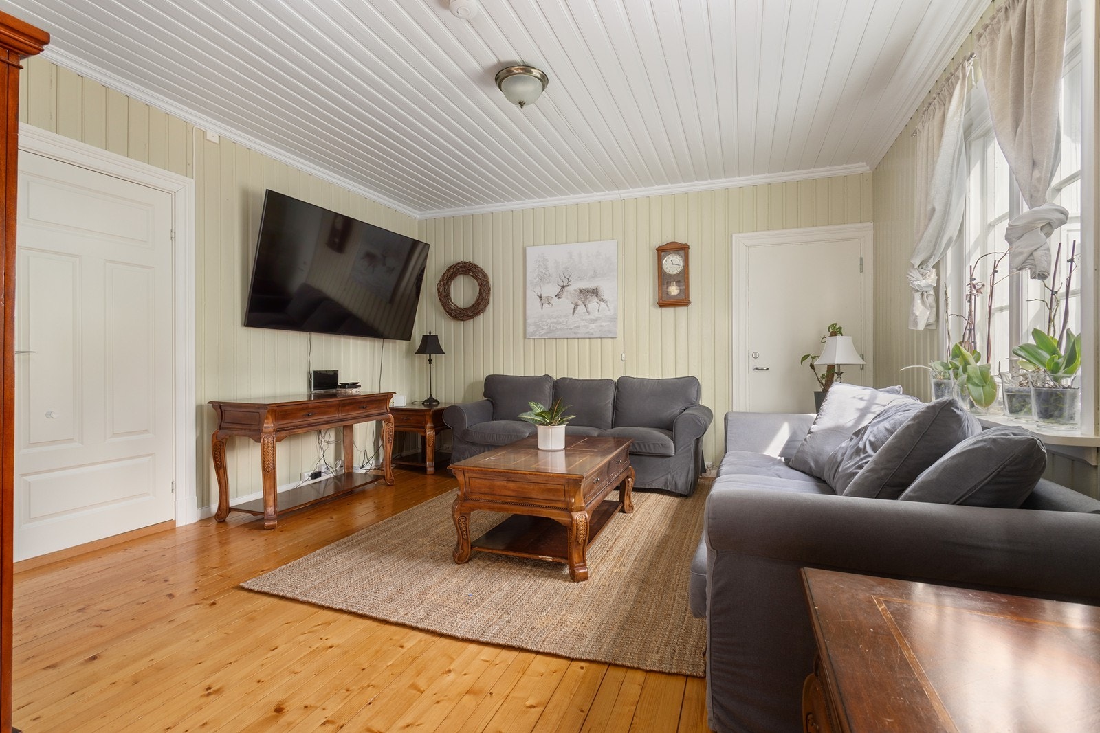 Det er god plass til en romslig sofagruppe og mediemøbler - ideelt for avslapning og underholdning. Galleribilde