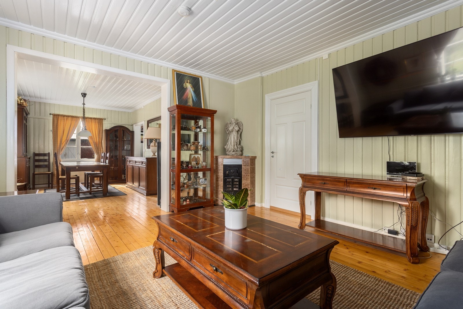 Stuen ligger i naturlig tilknytning til spisestuen, adskilt med en åpen og tidstypisk rominndeling. Galleribilde