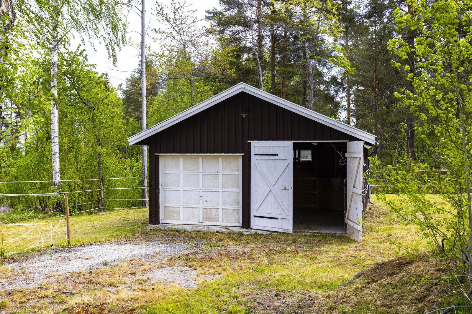 Stallen er opprinnelig bygget som dobbelgarasje, men er bygget om og tilpasset til dagens bruk med hestebokser. Galleribilde