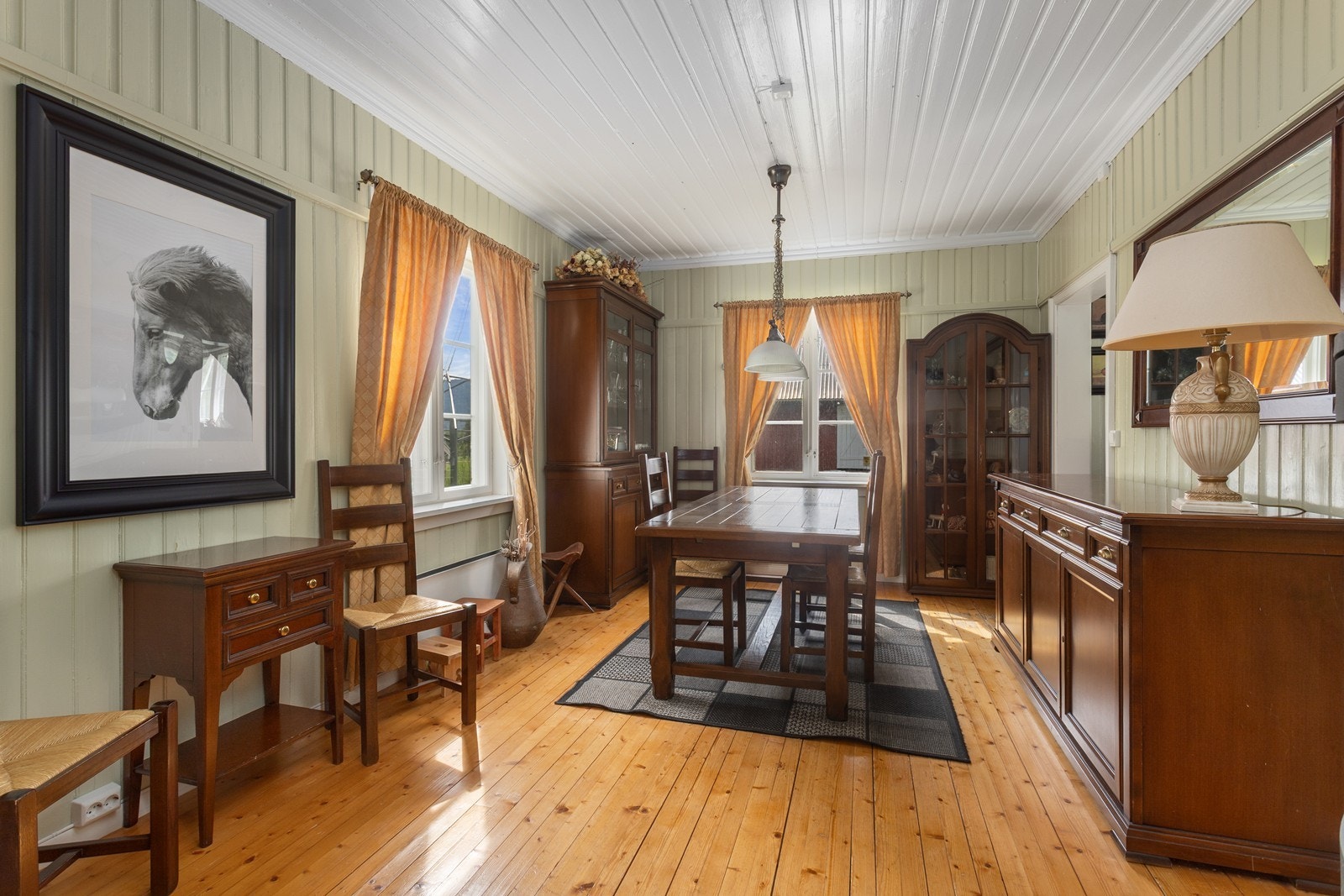 I den romslige spisestuen er det god plass til langbord - ideelt for større selskaper og hyggelig middager med familie og venner. Galleribilde