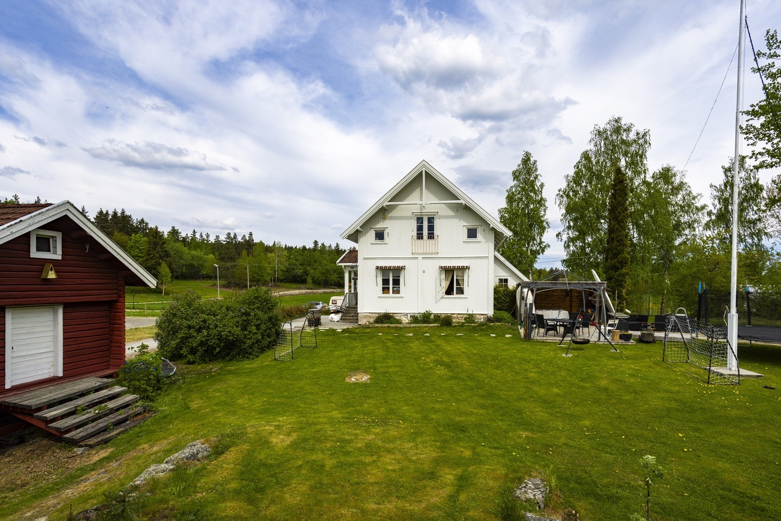 Dette sjarmerende småbruket på Drolsum, nord for Vikersund, byr på en fin kombinasjon av rolig beliggenhet og praktiske fasiliteter. Galleribilde