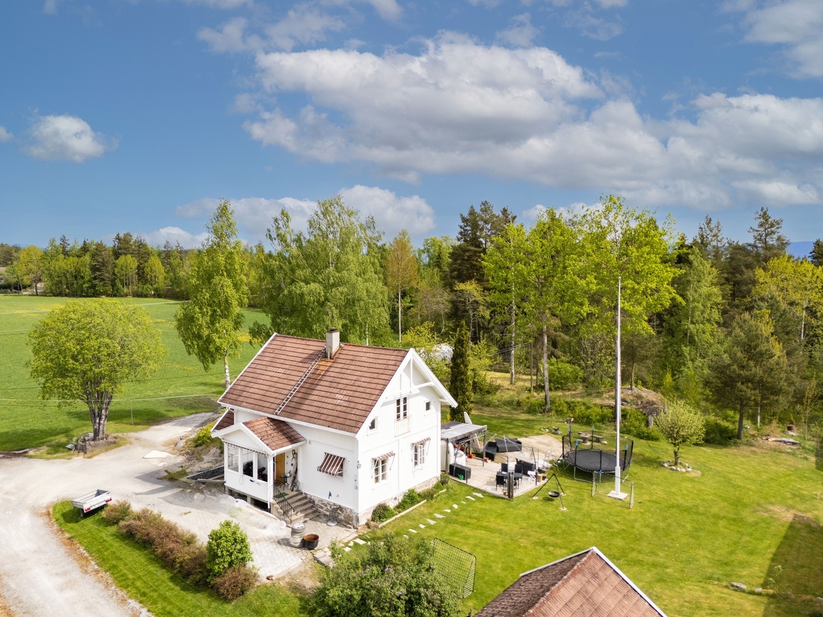 Sjarmerende og modernisert småbruk i landlig idyll med nærhet til sentrum. Galleribilde