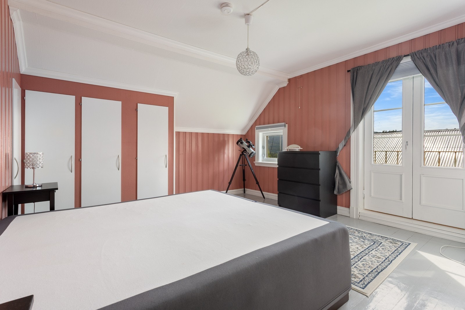 I denne etasjen har man 3 gode soverom, hvor hovedsoverommet har utgang til egen balkong. Galleribilde