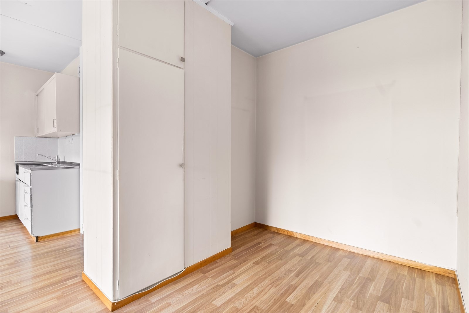 I stuen finnes også en naturlig plassert nisje som egner seg godt til seng og nattbord, noe som gir mulighet for en smart og arealeffektiv møblering. Galleribilde