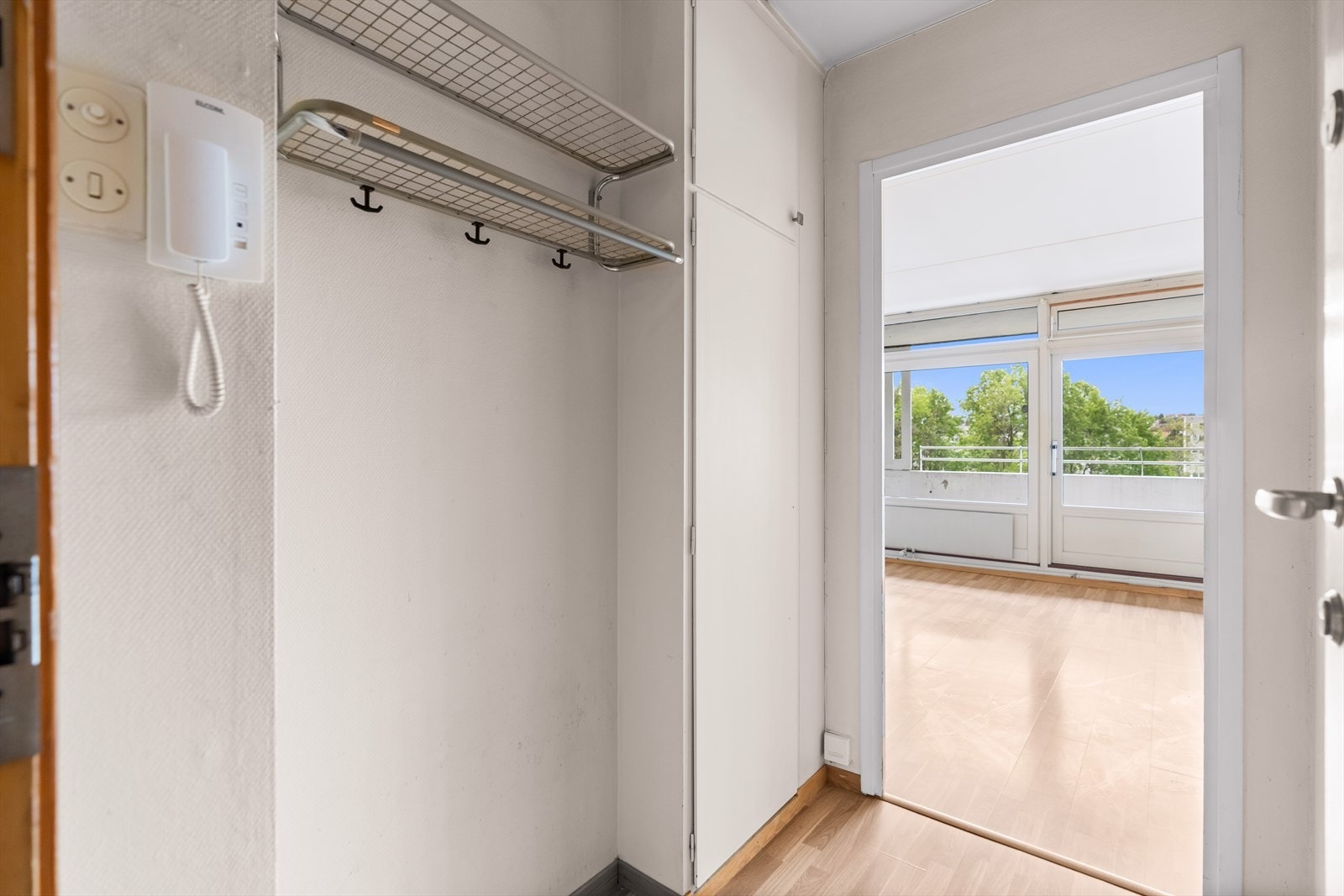 Romslig entré med god plass til å henge av seg yttertøy og sette fra seg sko. Galleribilde