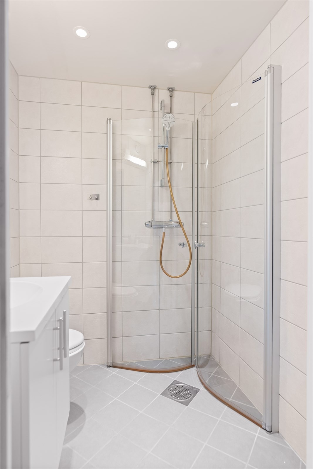 Badet består blant annet av servantskap med nedfelt servant, underskuffer og ettgreps blandebatteri. Elektrisk gulvvarme for ekstra komfort. Galleribilde