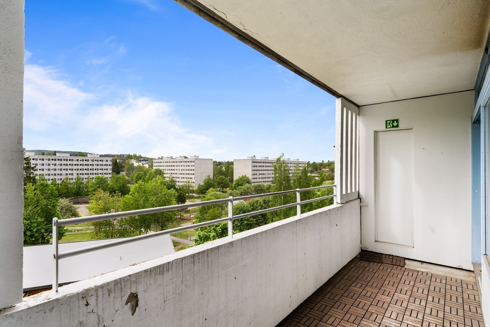 Det er lagt trelemmer over balkonggulvet for et varmere underlag. Galleribilde