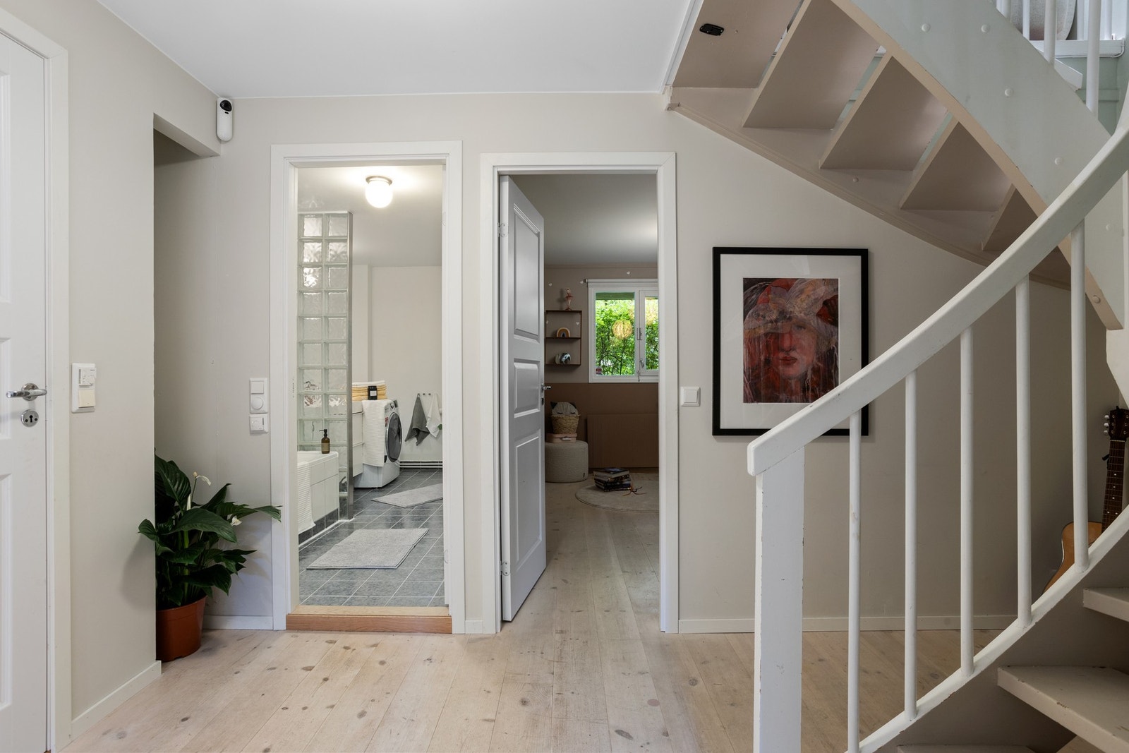 Trapperom videre inn til bad og soverom. Galleribilde