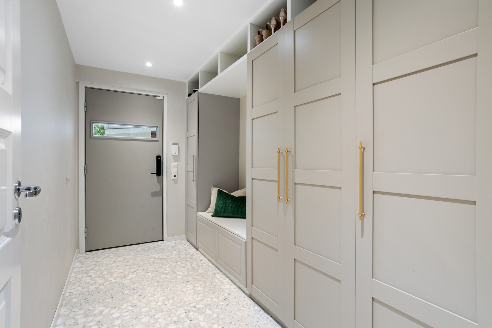 Godt med garderobe i entré/gang. Galleribilde