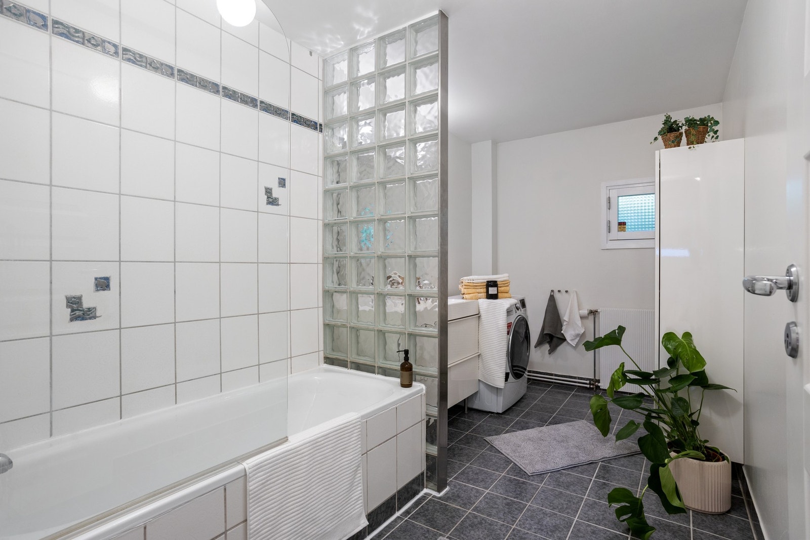 Bad med opplegg for vaskemaskin. Galleribilde